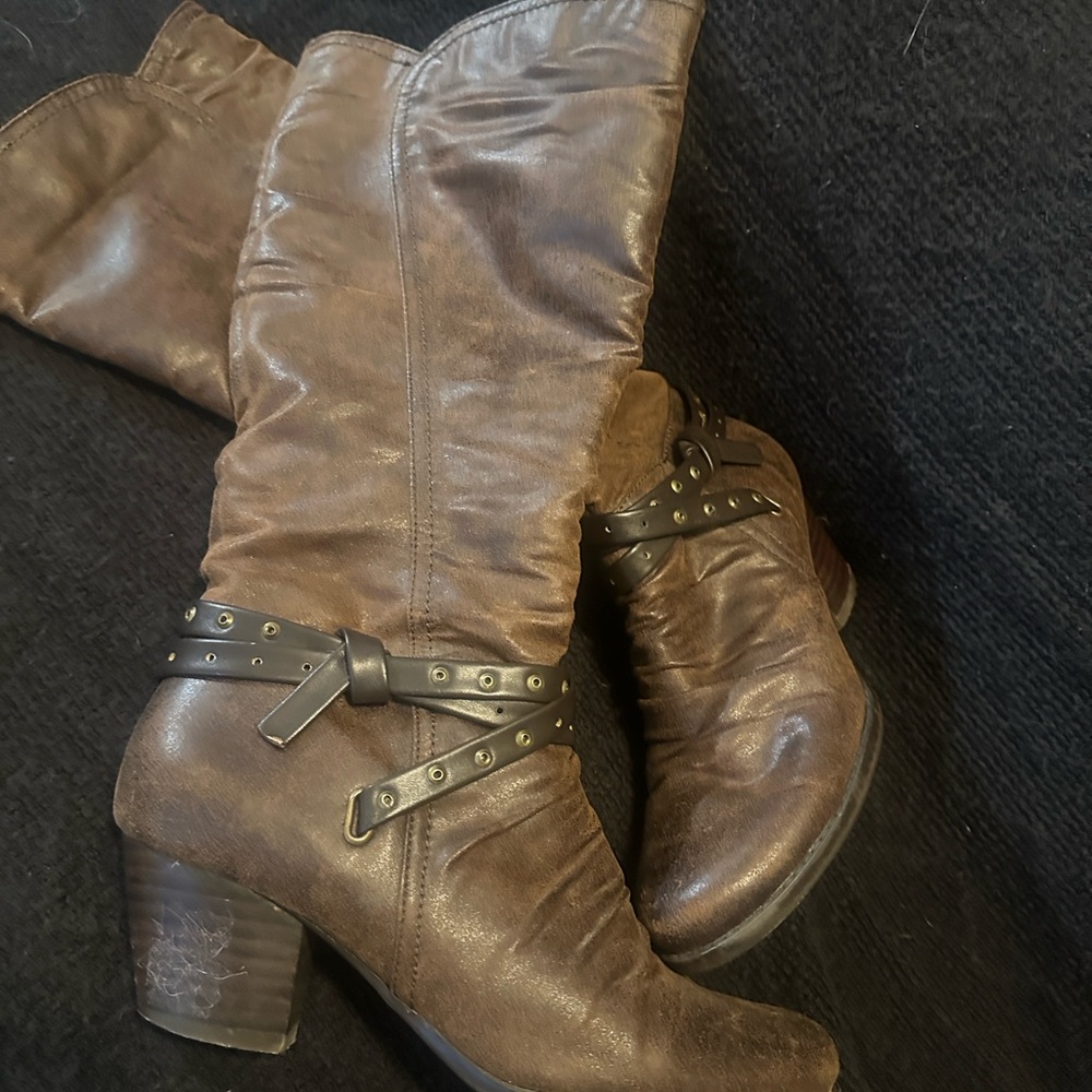 2/$40 🔥 BareTraps Brown Block Heeled Boots with Strap - Picture 3 of 6